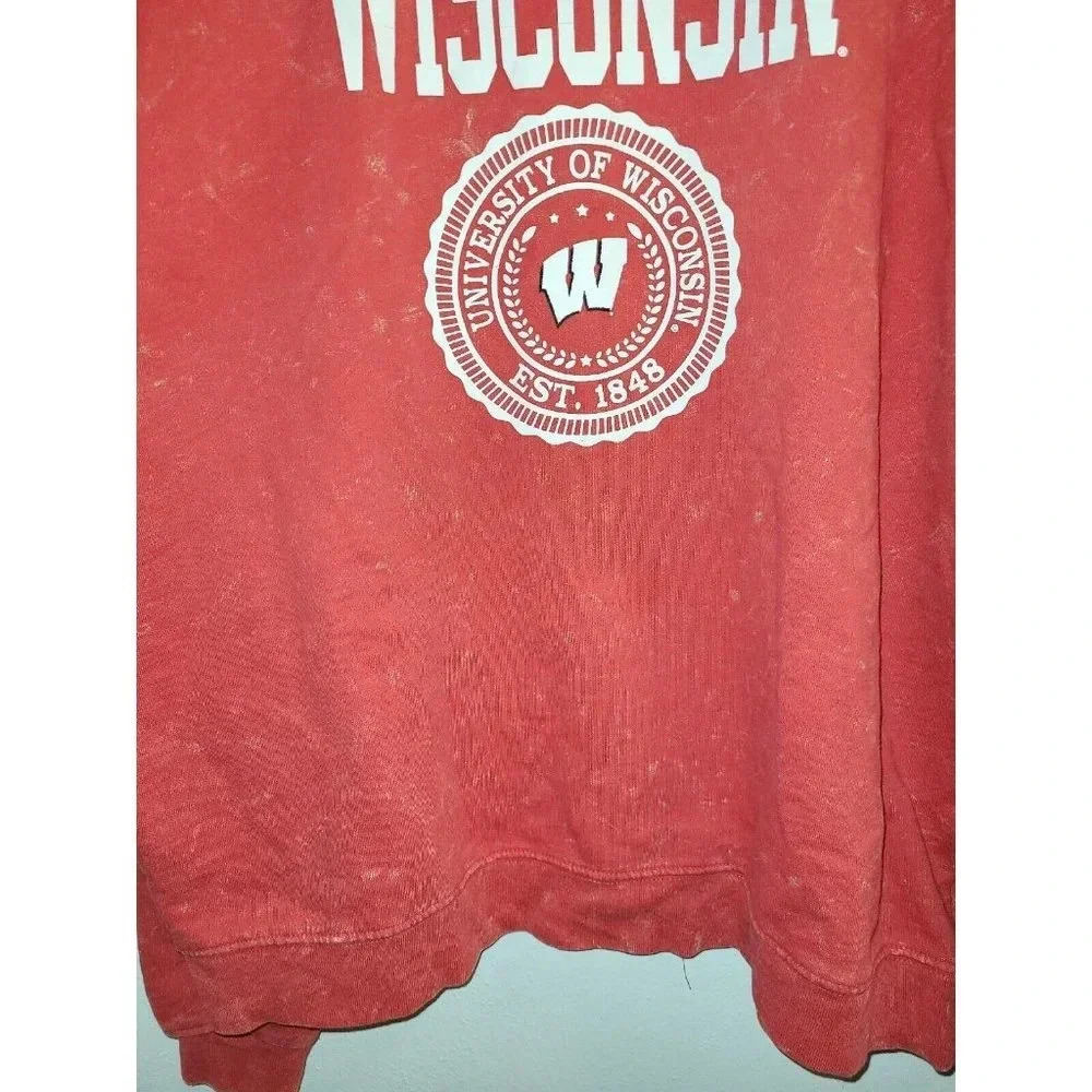 University of Wisconsin Badgers Distressed Sweatshirt Men's Small Long Sleeve - Picture 5 of 16
